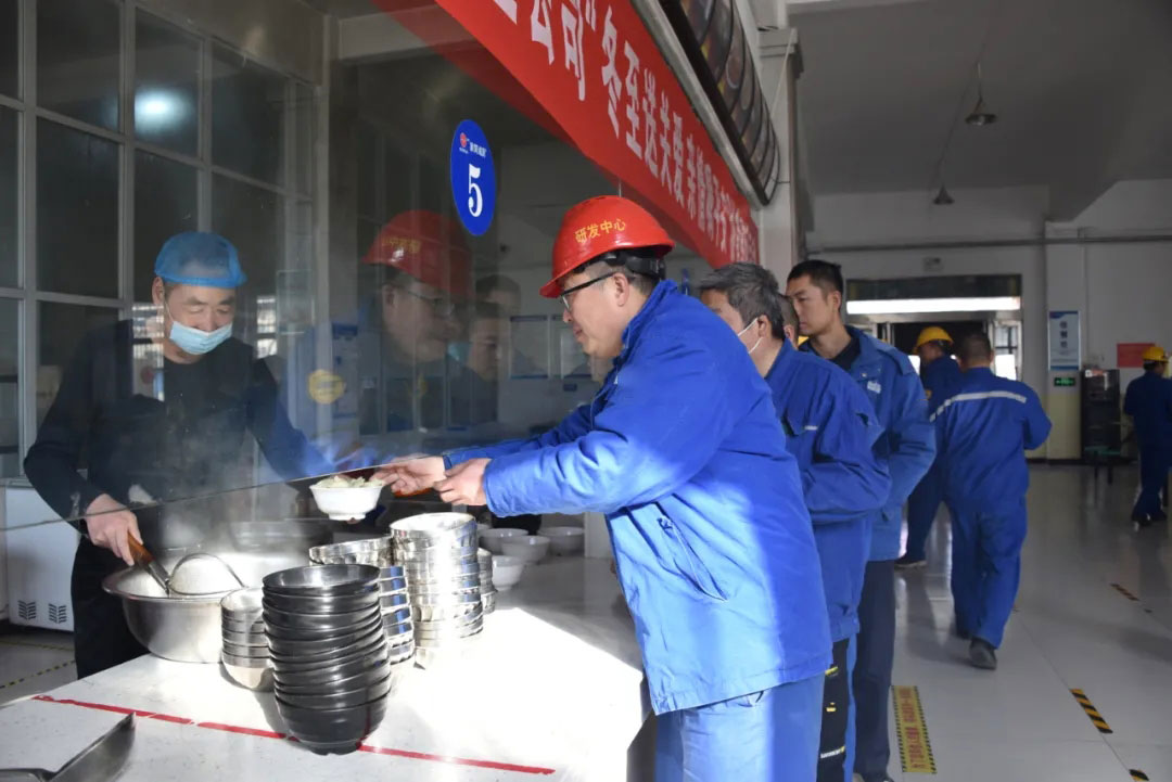 江苏工厂冬至包饺子